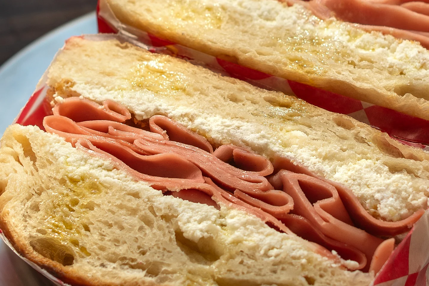 Detalle de pan y relleno de un sándwich